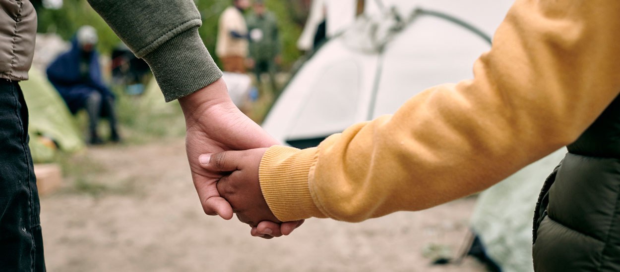 Des femmes et des hommes s&rsquo;engagent aupr&egrave;s des personnes migrantes